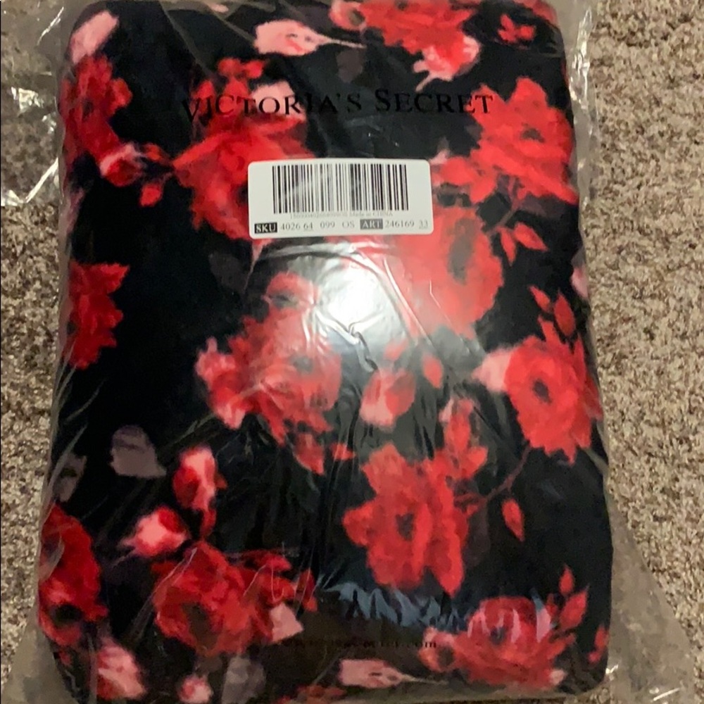 VS Bold Floral Red Rose Sherpa Blanket